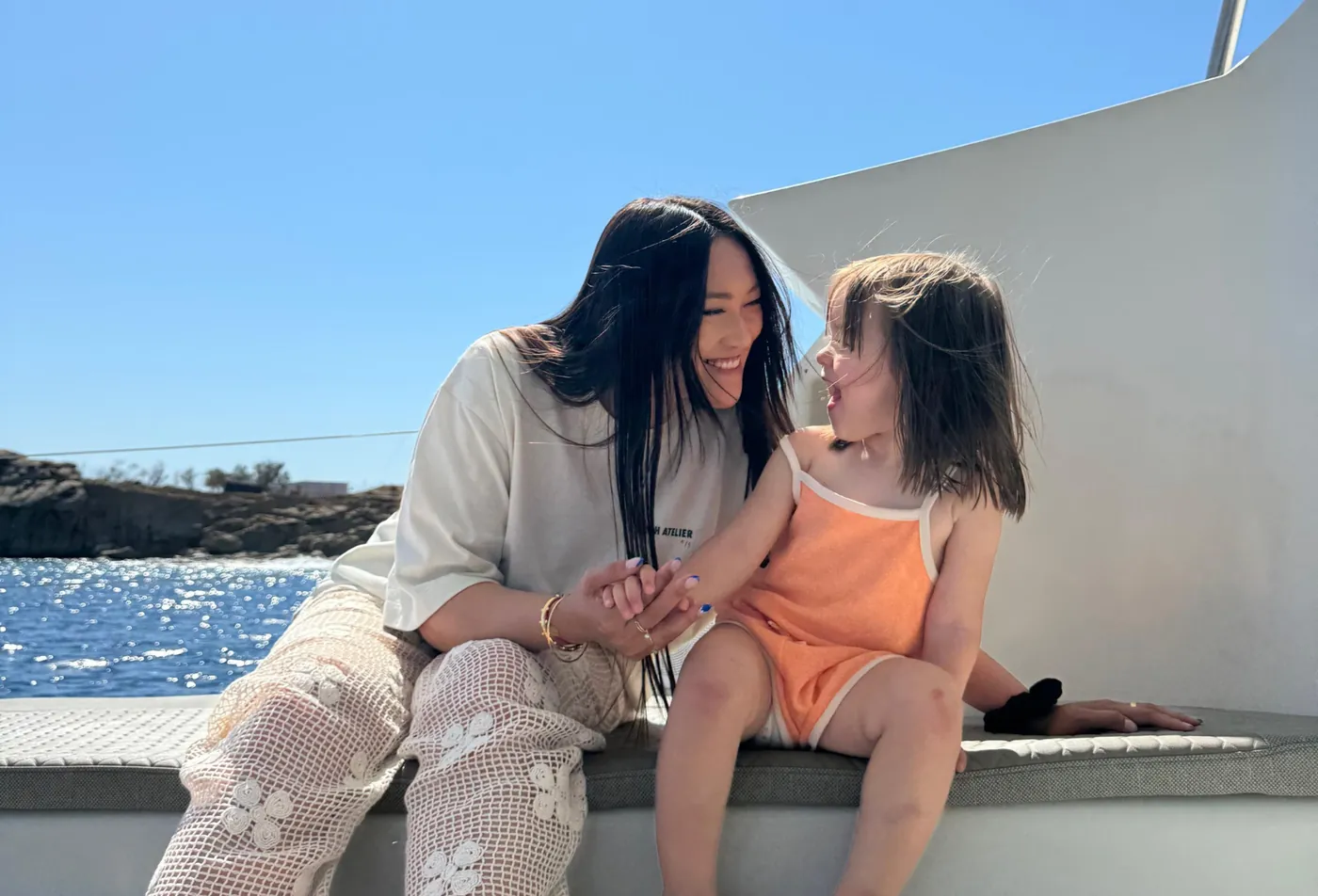 Candice et sa fille Lilia au bord de la mer
