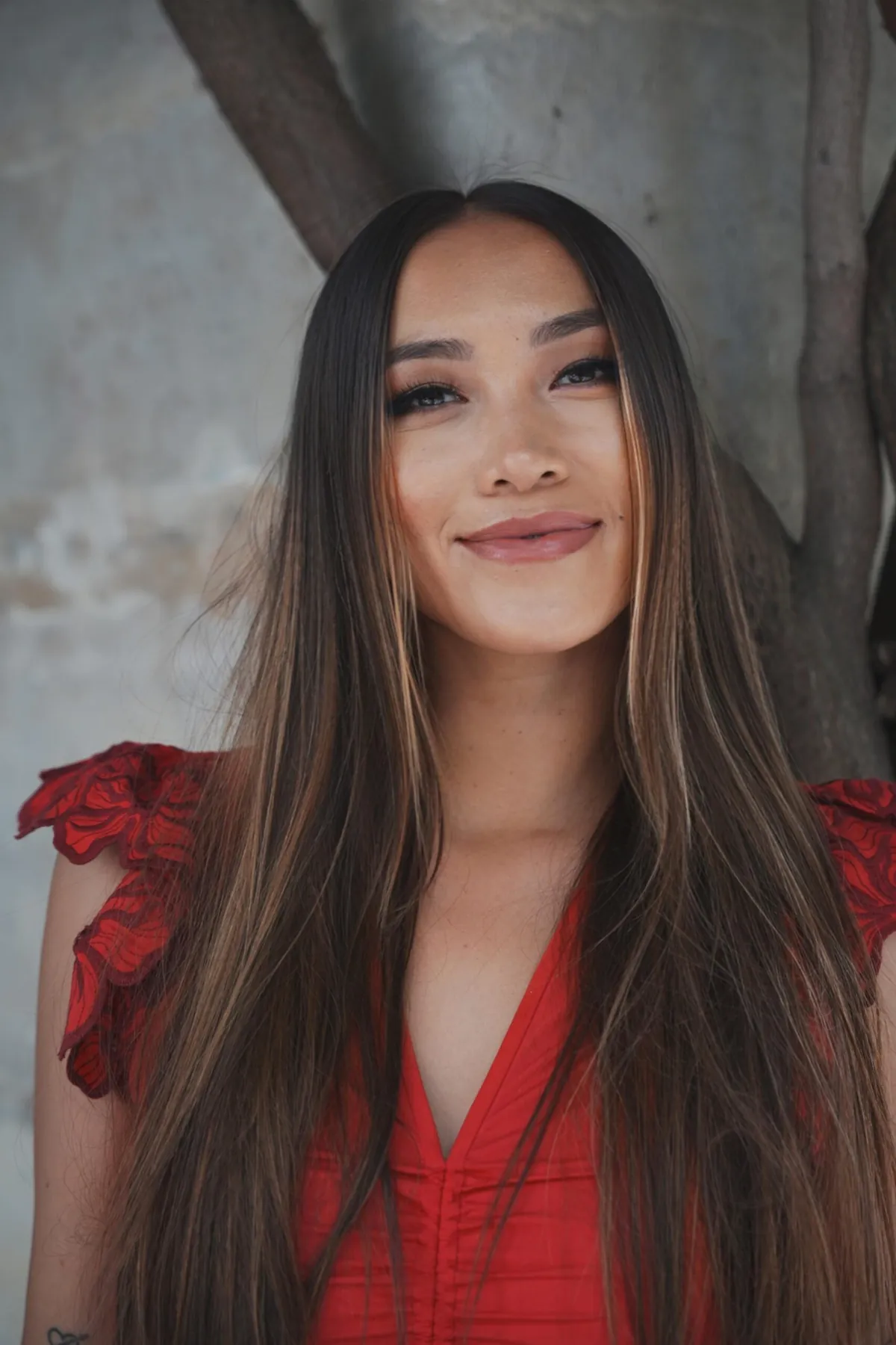 Portrait de Candice Peyrac Rozières en robe rouge
