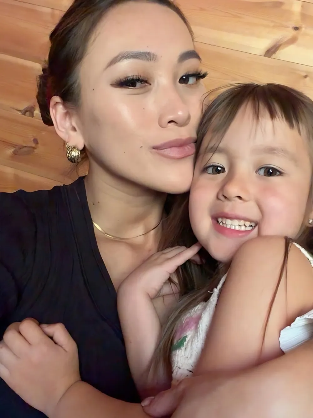 Candice et sa fille Lilia, joue contre joue