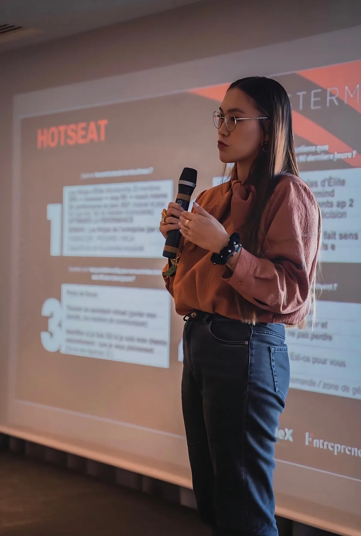 Candice, micro en main, lors d'un mastermind d'entrepreneurs