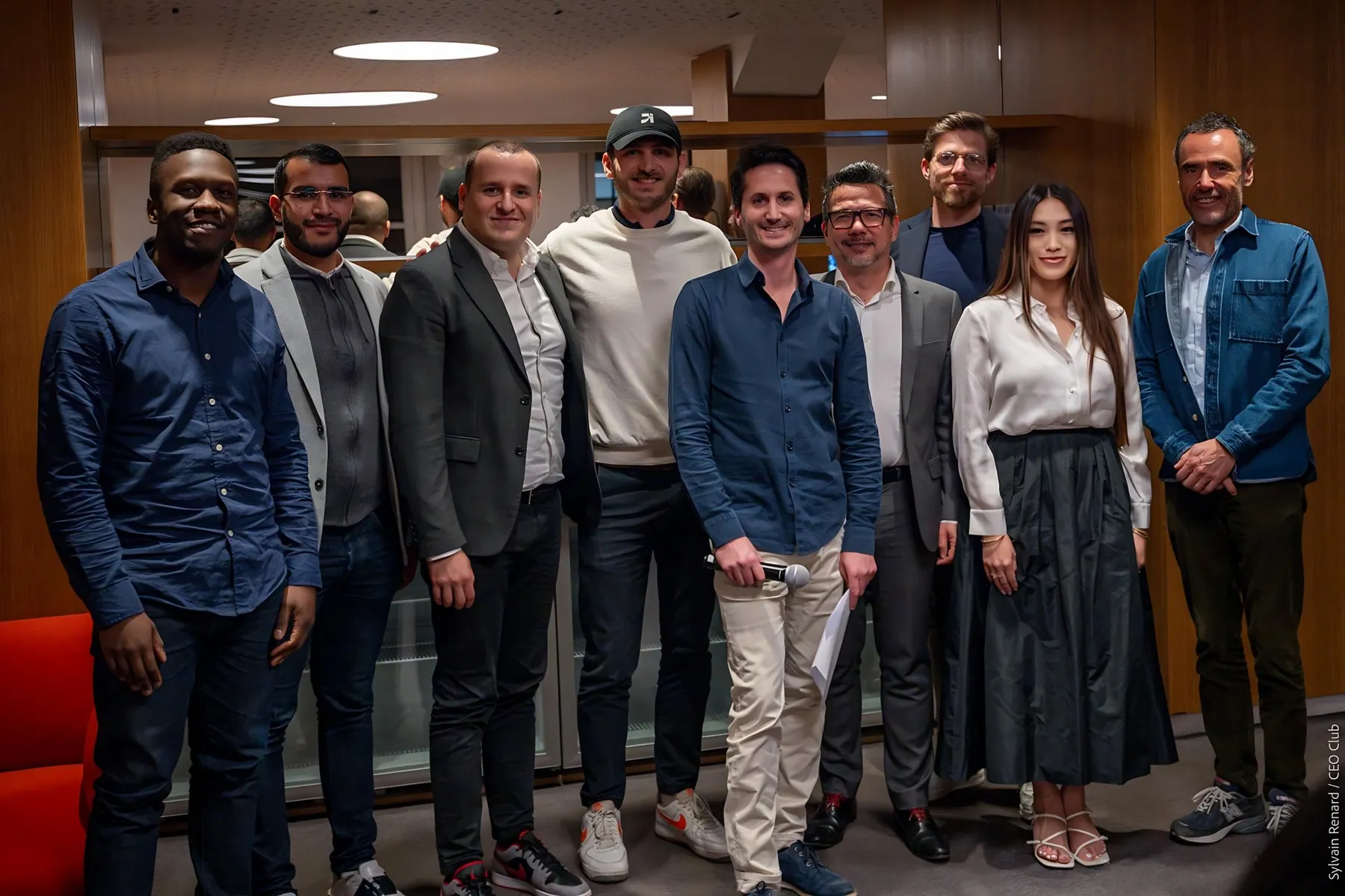 Candice entourée d'entrepreneurs lors d'une intervention à Paris