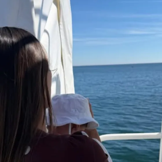 Candice et son fils face à la mer, sur un bateau