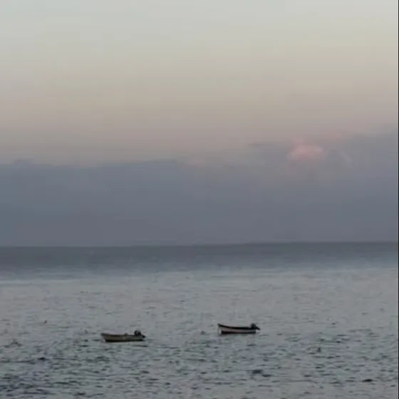 Deux barques sur la mer au crépuscule