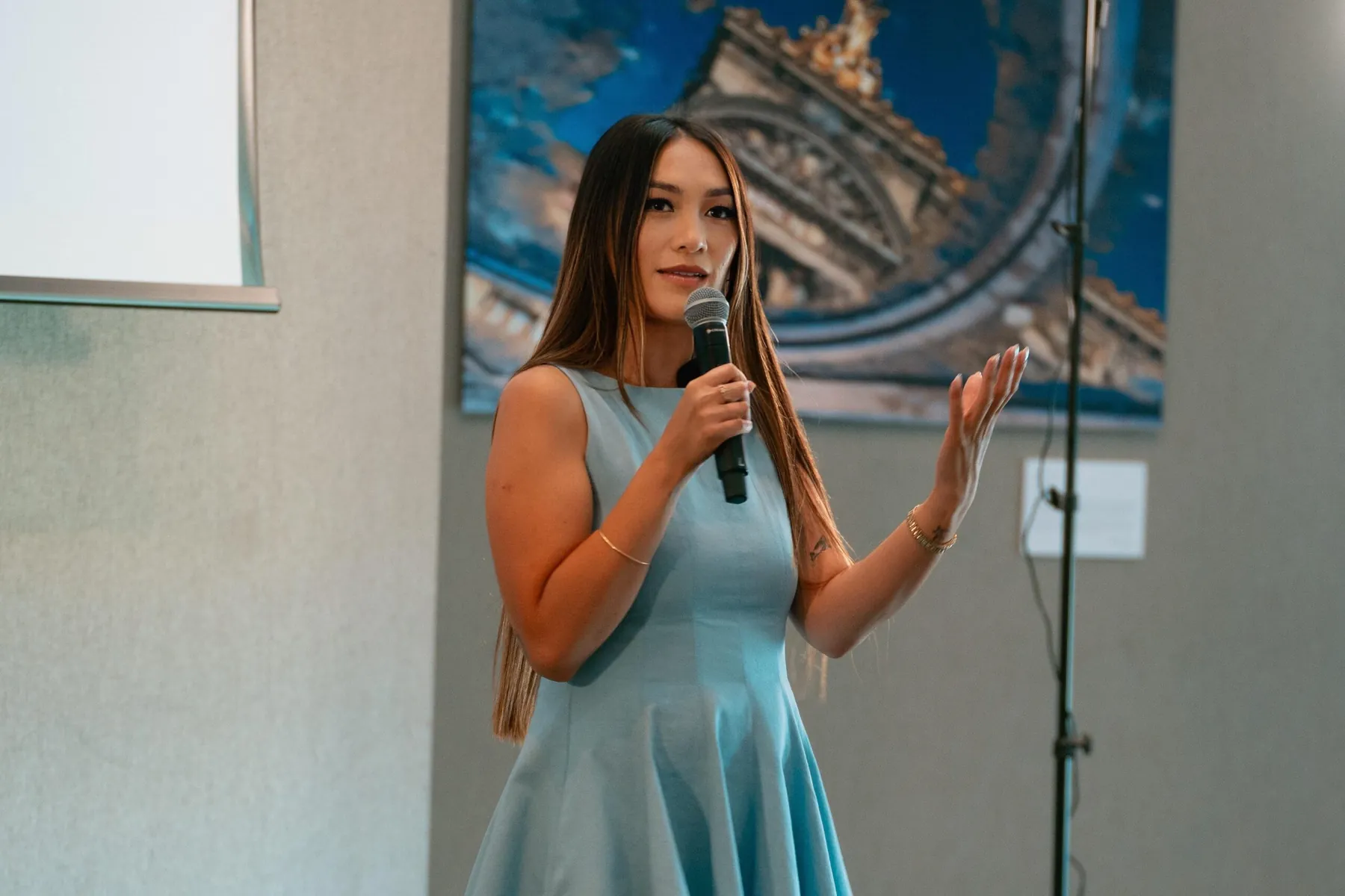 Candice en conférence, micro en main