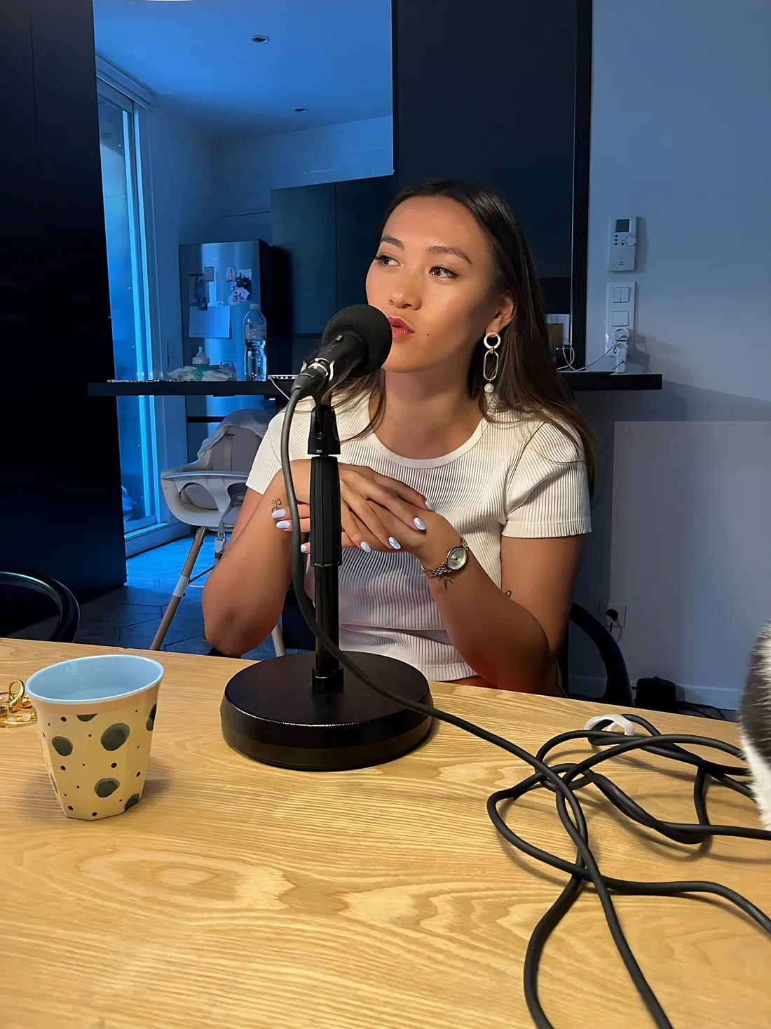 Candice chez elle, au micro d'un podcast