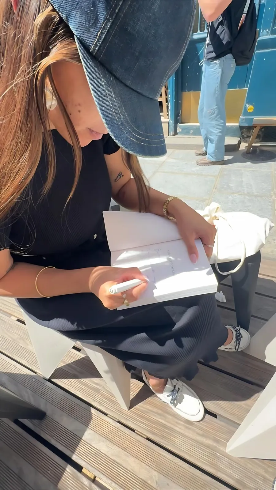 Lecture du livre en terrasse