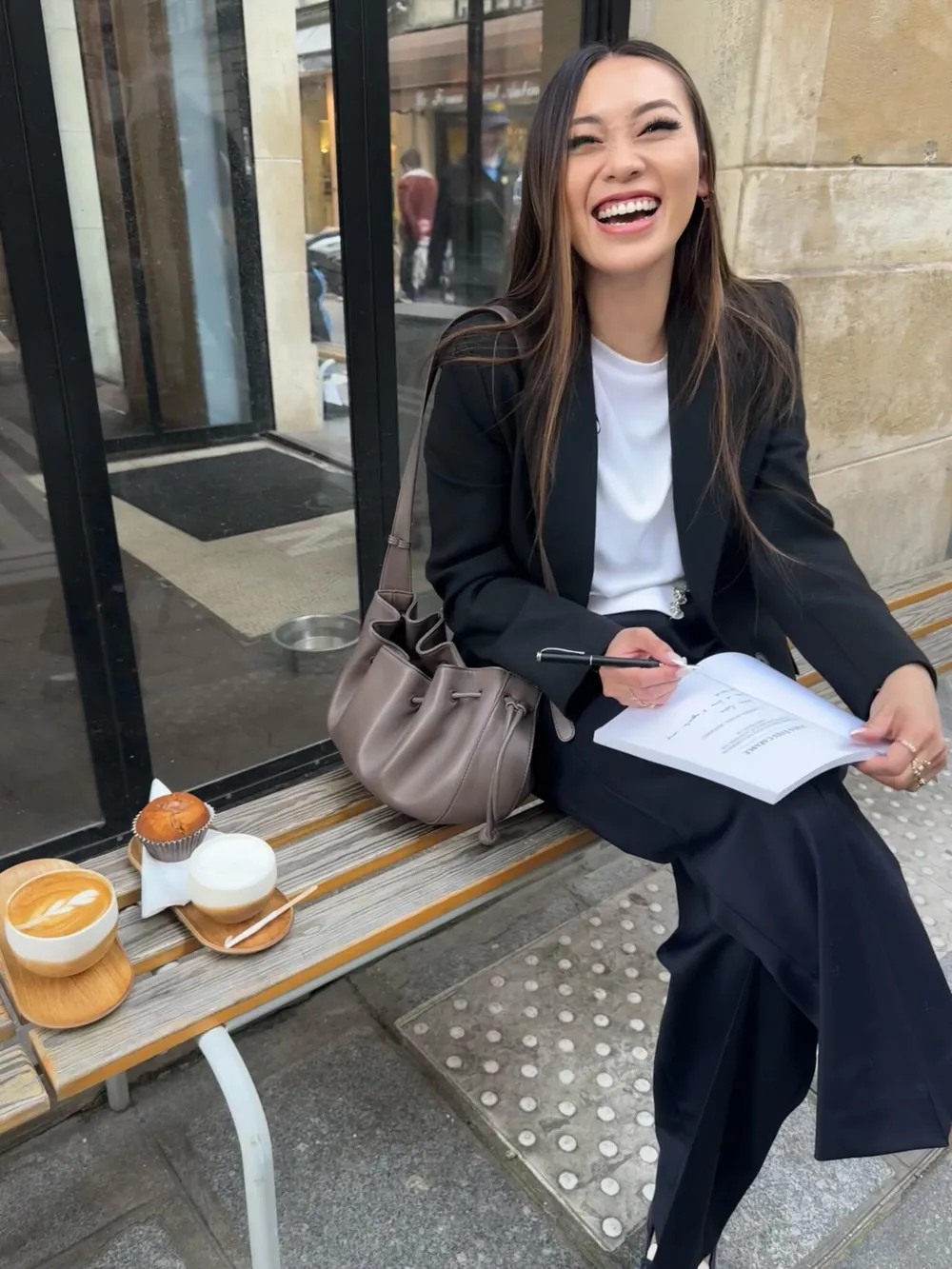Candice en terrasse, en train de dédicacer son livre